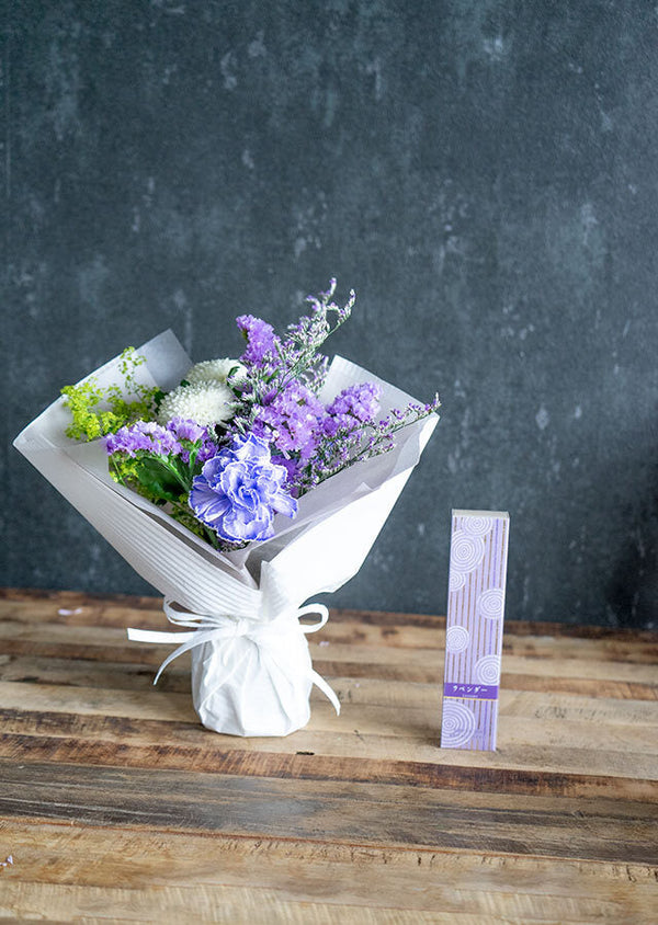 【香りと花束】 そのまま飾れる"紫色の花束" Mサイズ  ラベンダーのお香つき