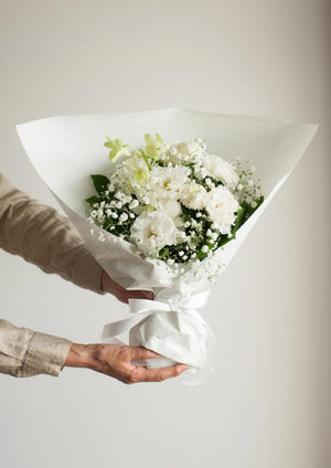 【おしゃれなお供え花】白いお供え花のブーケ Sサイズ【花束】