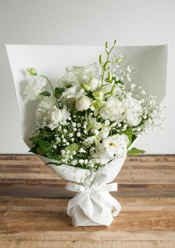 【お供え・お悔やみ】お悔やみの花ブーケ Mサイズ 白系の花