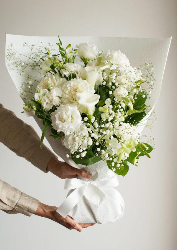 【おしゃれなお供え花】白いお供え花のブーケ Lサイズ【花束】