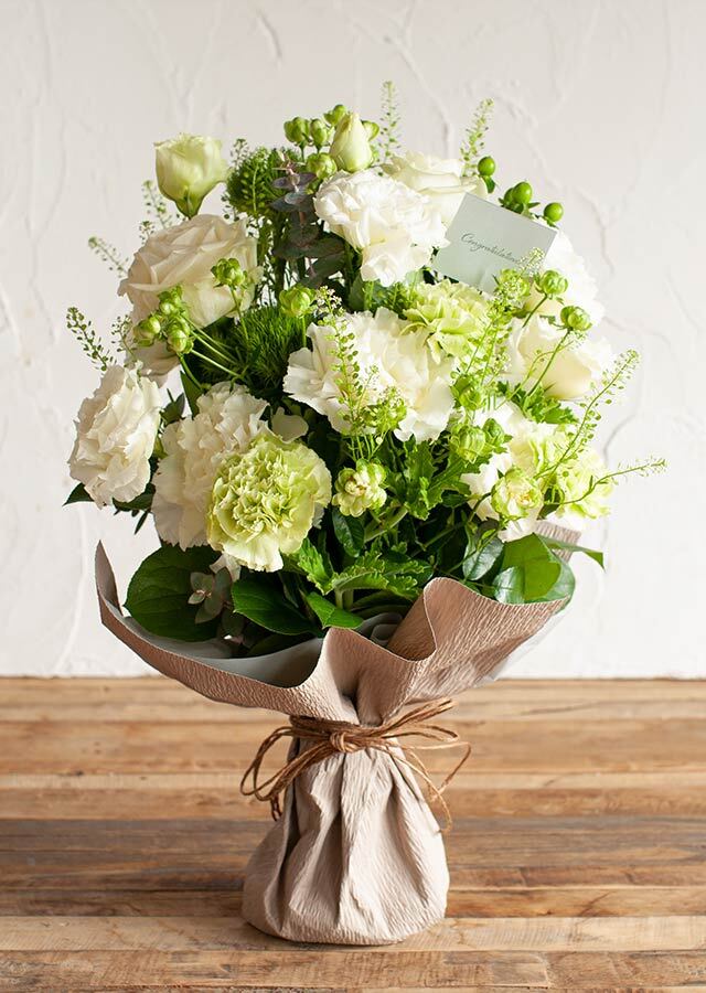 花束】シンプルでおしゃれな ナチュラルホワイト&グリーンの花束 L ...
