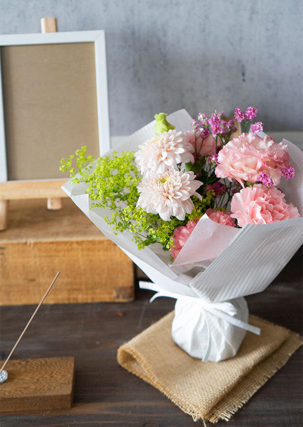 【定期便・香りと花】おまかせMサイズ そのまま飾れる花束×季節のお香セット