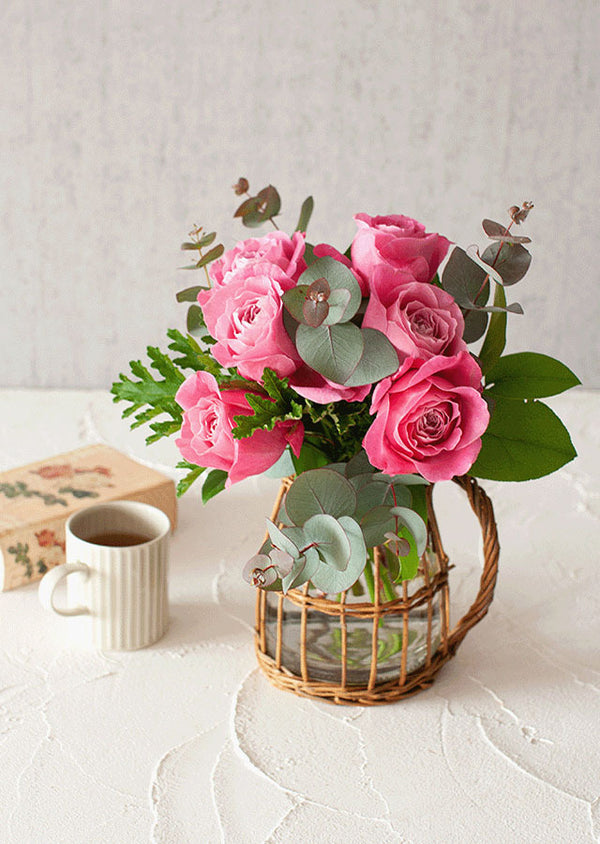 ピンクのバラと季節のグリーンの花束 Mサイズ