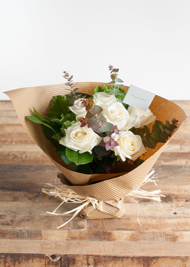 6本の白いバラと季節のグリーンの花束 Mサイズ【おしゃれなブーケ